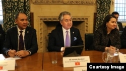 ТИМ башчысы Жээнбек Кулубаев (ортодо) 