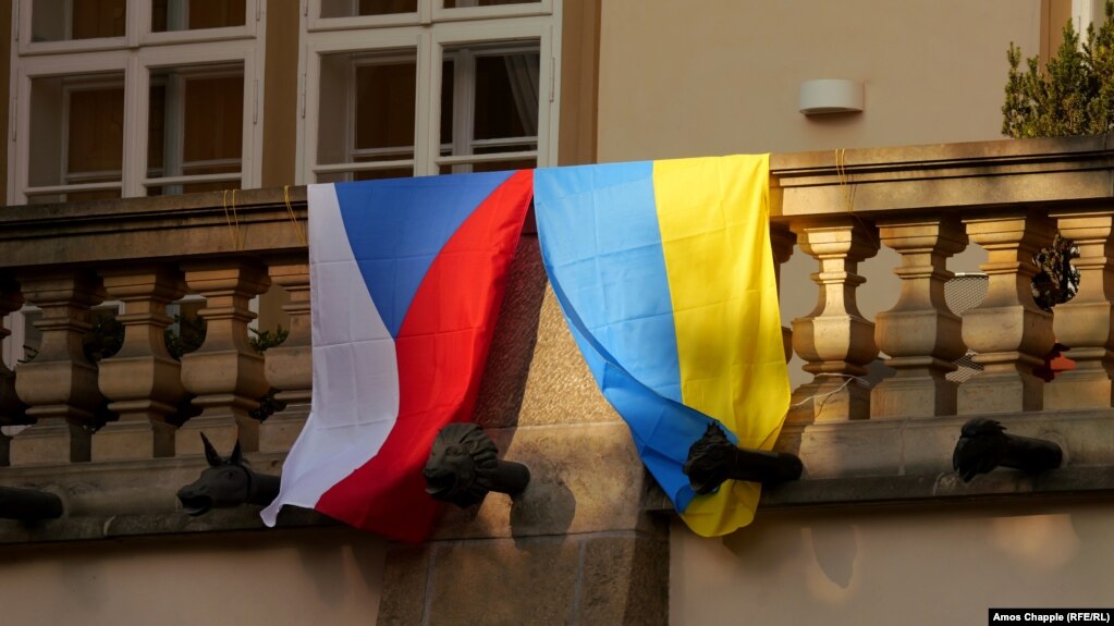 پرچم‌های چک و اوکراین که ۱۵ آبان در بالکن ساختمان پارلمان چک نصب شدند