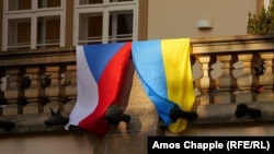 پرچم‌های چک و اوکراین که ۱۵ آبان در بالکن ساختمان پارلمان چک نصب شدند