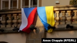 Знамена на Чехия и Украйна, поставени на балкон на сградата на чешкия парламент, 6 ноември 2025 г.