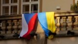 Czech and Ukrainian flags that were placed on the balcony of the Czech parliament building on November 6. 
