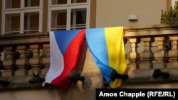 Czech and Ukrainian flags that were placed on the balcony of the Czech parliament building on November 6. 