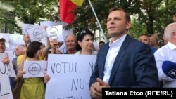 Andrei Năstase şi susţinătorii lui au protestat la primărie, la sediul Partidului Democrat şi în Piaţa Marii Adunări Naţionale