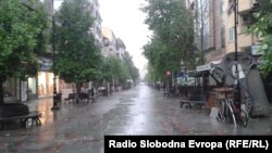 Улица Македонија за време на дожд .