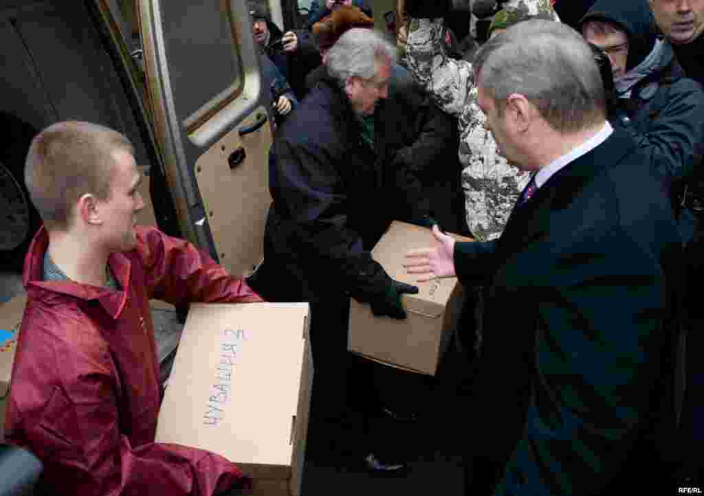 Russia -- Opposition leader, presidential candidate, former Prime Minister Mikhail Kasyanov watch unloading of the boxes with subscription lists, the central elections commission office in Moscow, 16Jan2008