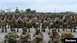 Під час навчань військовослужбовці ВДВ Росії готуються до посадки на транспортні літаки Іл-76 на аеродромі в Таганрозі, 22 квітня 2021 року