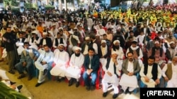 شماری از شهروندان هرات در یک گردهمایی از حکومت افغانستان و گروه طالبان خواسته اند که آتش بس اعلام کنند.