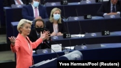 Ursula von der Leyen, az Európai Bizottság elnöke beszédet mond az Európai Unió helyzetéről szóló vita során a franciaországi Strasbourgban, az Európai Parlamentben 2021. szeptember 15-én
