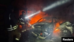 Pompierii sting incendiile care au cuprins mașini lovite de drone rusești în Zaporojie. 28 ianuarie 2026.