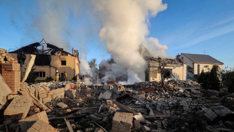 Во напад на Харкив двајца повредени, изгорени неколку куќи