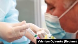 «Найправильнішою відповіддю на сьогоднішнє зростання кількості хворих на коронавірусну інфекцію є вакцинація, а не локдаун», – заявив президент Зеленський
