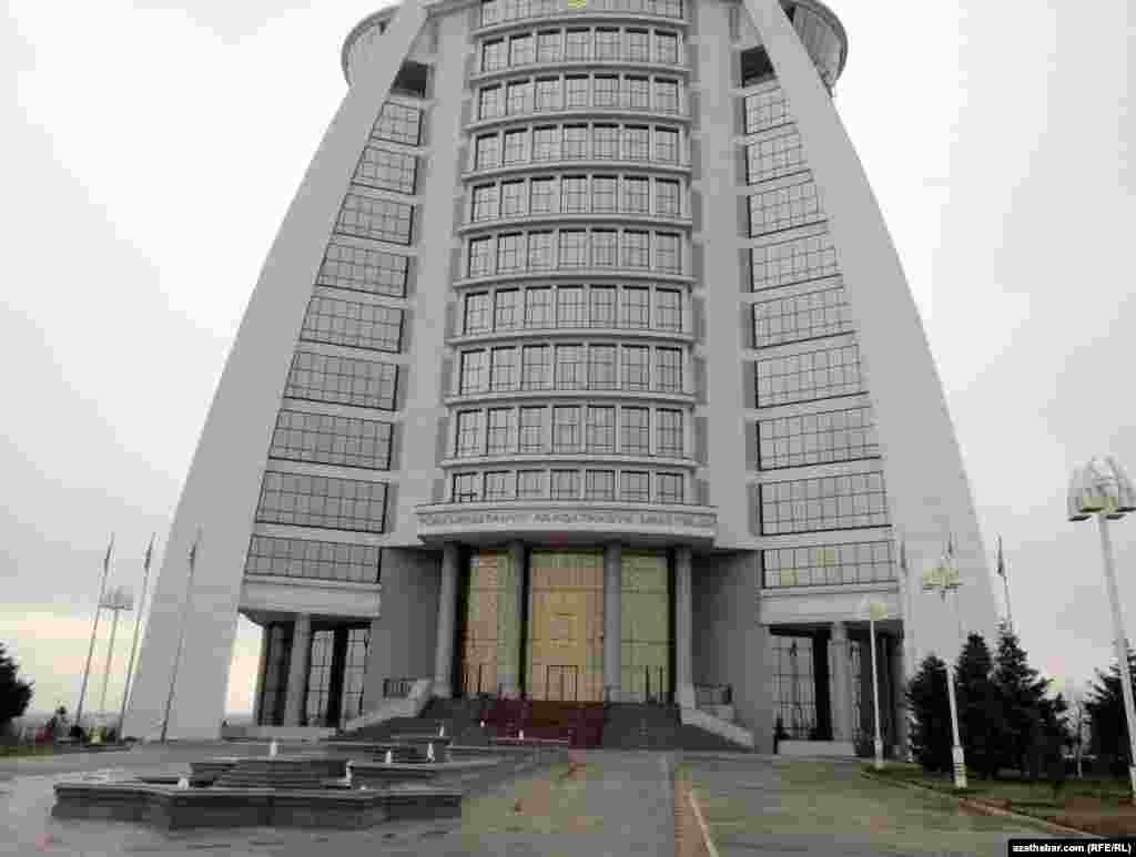 Türkmenistanyň Aragatnaşyk ministrliginiň binasy, Aşgabat&nbsp;