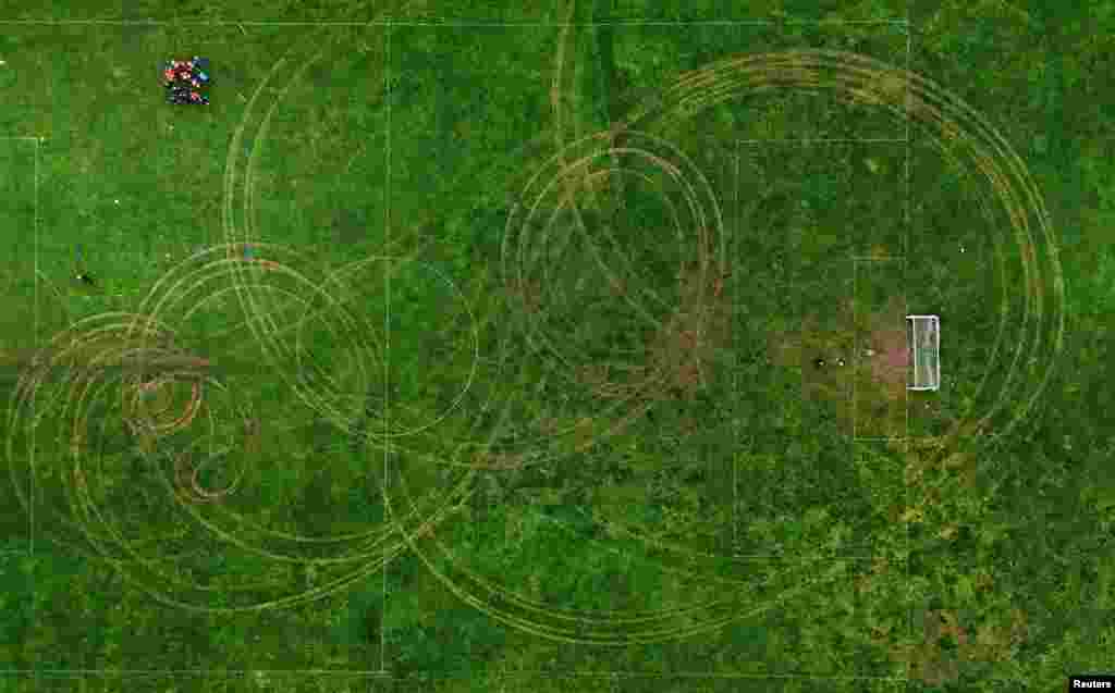 Pamje me dron e një seance stërvitore futbolli që po zhvillohej në një fushë të dëmtuar nga motoçikletat në Gejtshit të Britanisë. Fotografi e 29 nëntorit 2025. 