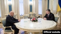 Президент Украины Петр Порошенко (справа) и глава Закарпатской областной госадминистрации Геннадий Москаль. Киев, 6 ноября 2015 года.