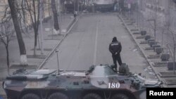 Un transportor blindat parcat în apropierea clădirii Parlamentului joi la Kiev
