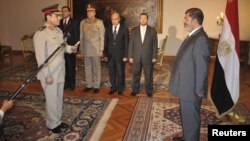 Президент Єгипту Мохаммед Мурсі представляє нового міністра оборони Абдель-Фаттаха аль-Сіссі, 12 серпня 2012 року