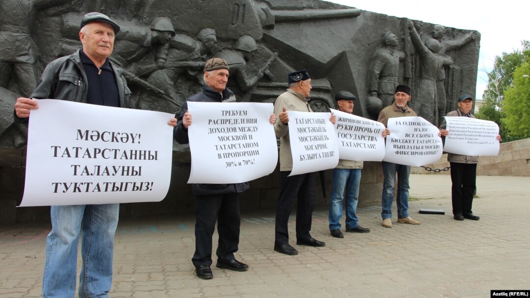 Петров паркы алдында пикетка чыккан ТИҮ вәкилләре
