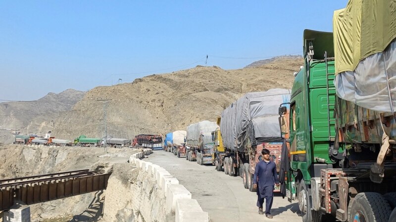 Пакистан-Ооганстан чек арасында жүк ташыган машинелер топтолуп калды