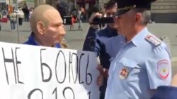 Активіста в масці Путіна водинадцяте затримали в центрі Москви (відео)