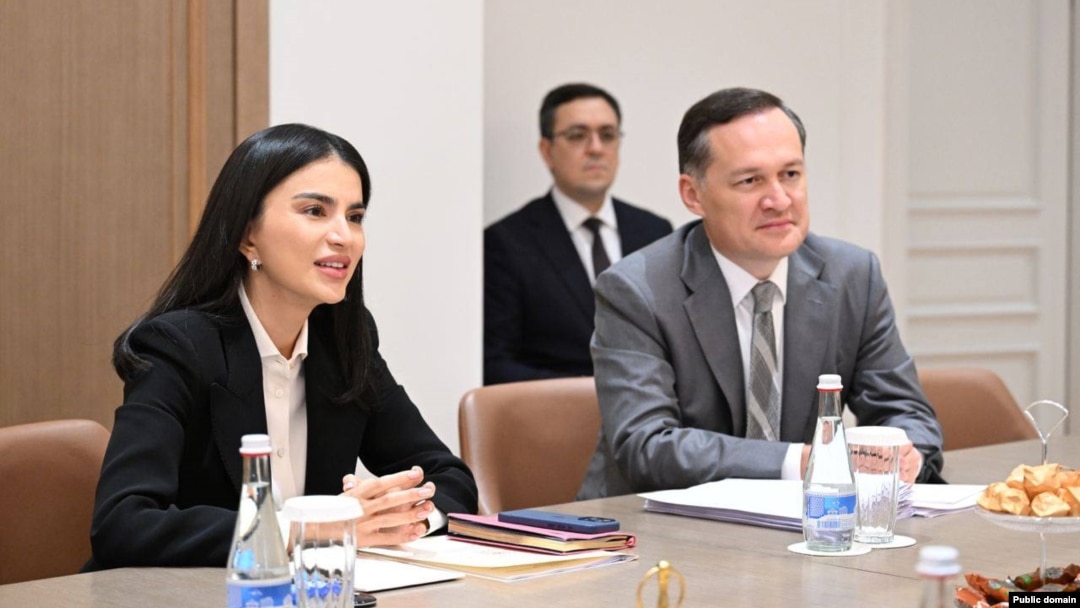 Менің күйеуім кеңседе болған кезде дәрігердегі порно