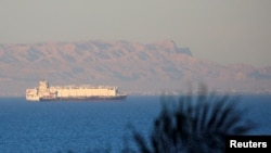 Kontejnerski brodovi plove preko Sueckog zaliva prema Crvenom moru pre ulaska u Suecki kanal, u El Ain El Sokhni u Suecu.