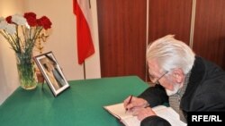 Народны мастак Беларусі Васіль Шаранговіч пакідае запіс у&nbsp;кнізе спачуваньняў