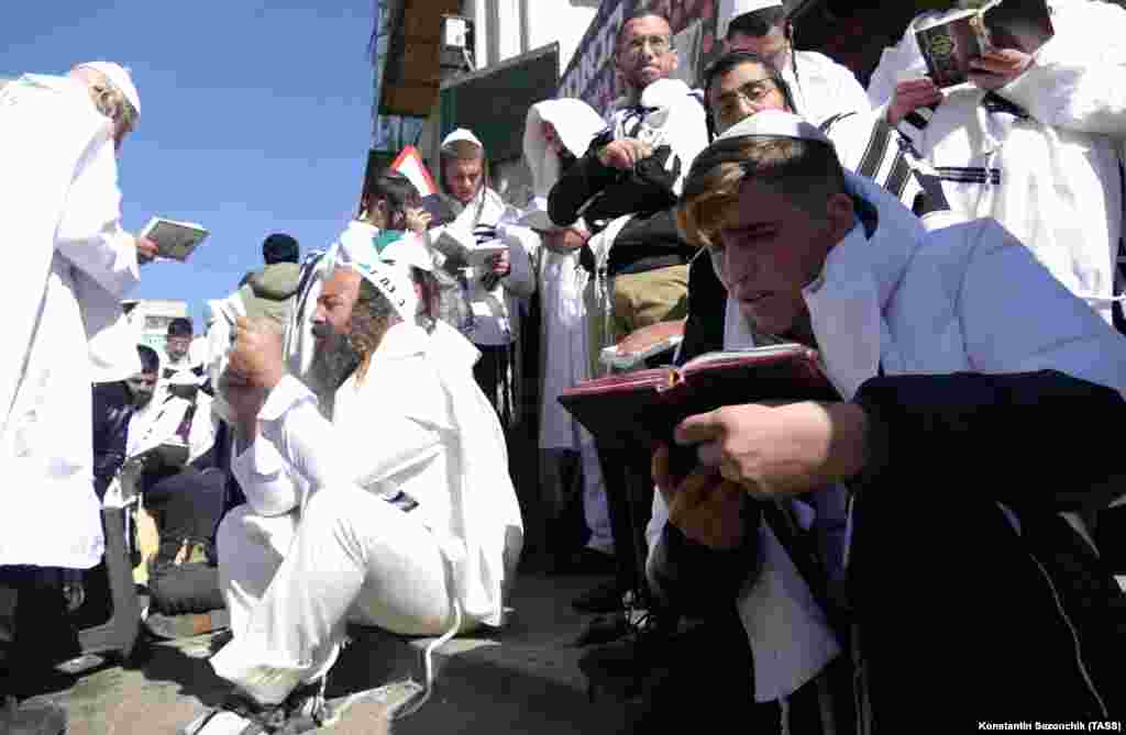 Obiceiurile includ participarea la slujbe de sinagogă și recitarea liturghiei speciale despre teshuva, precum și savurarea meselor festive.