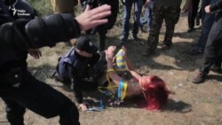 На українсько-польському кордоні поліція затримала активістку Femen (відео)