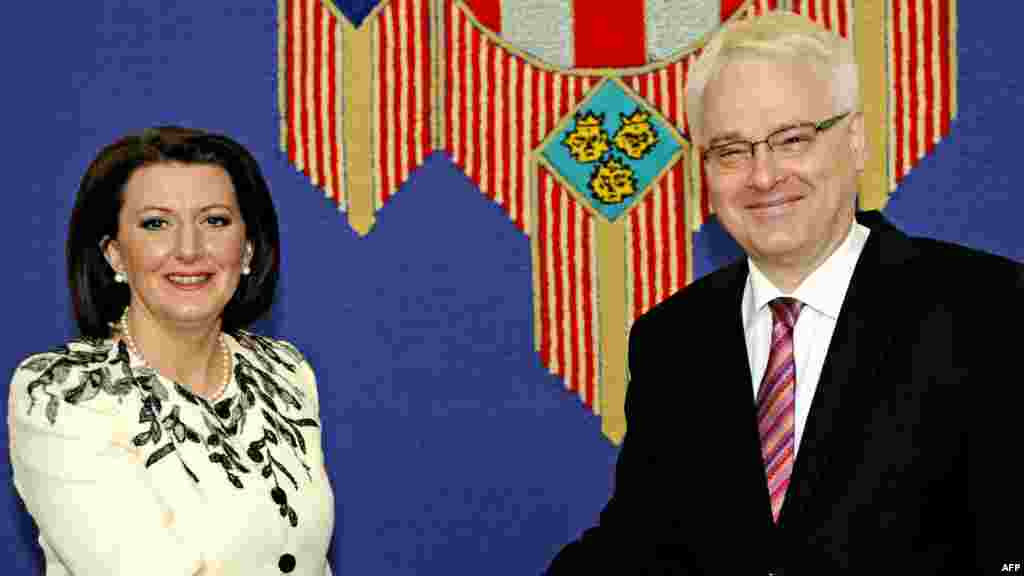 Hrvatski predsjednik Ivo Josipović svečano je dočekao predsjednicu Kosova Atifetu Jahjagu koja boravi u prvom službenom posjetu Hrvatskoj na poziv svog domaćina, Zagreb, 6. juni 2012. Foto: AFP / Hrvoje Polan 