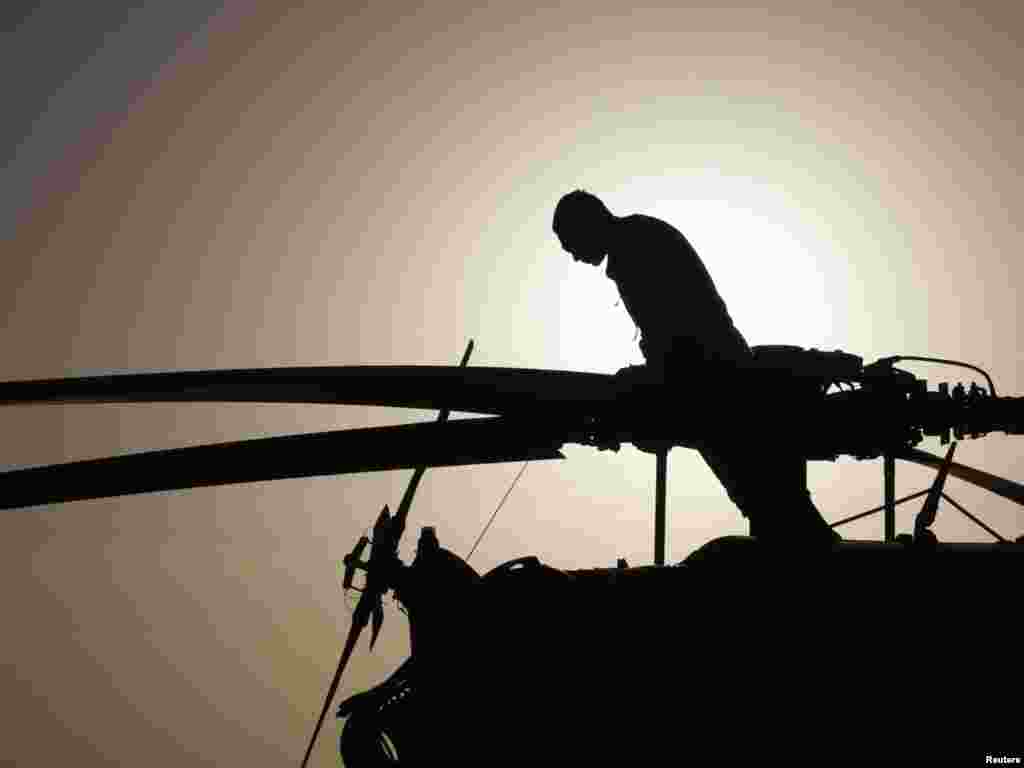 Afghanistan - Rani jutarnji sati u vojnoj bazi u Helmand provinciji, popravak hleikoptera ¨Medevac¨, 04.11.201. Foto: Reuters / Peter Andrews
