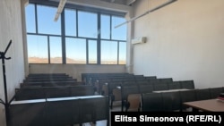  Празна публика в Европейския политехнически университет 