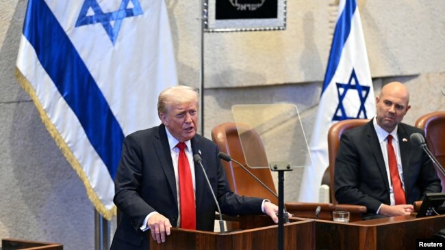 سخنرانی دونالد ترامپ (چپ) در کنست، پارلمان اسرائیل