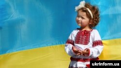 Архівне фото. Маленька учасниця Мегамаршу вишиванок в Ужгороді 