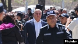 "Güclü Ermənistan" partiyasının lideri Samvel Karapetyan məhkəməyə polis maşınında gətirilib.