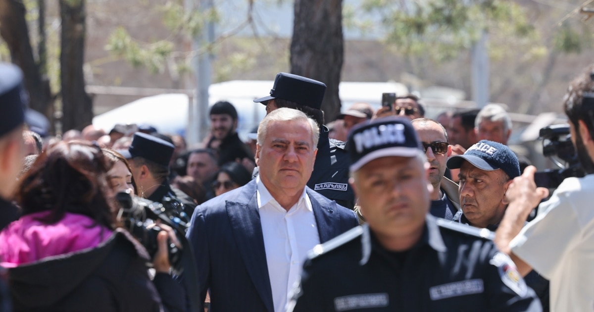 ერევანში 17 დემონსტრანტი დააკავეს ოპოზიციონერის, ბიზნესმენ სამველ კარაპეტიანის სასამართლოს პარალელურად