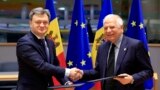 Premijer Moldavije Dorin Recean (lijevo) i šef diplomatije EU Josep Borrell nakon potpisivanja sporazuma u Briselu, 21. maja 2024.