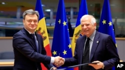 Верховний представник Європейського Союзу із зовнішньої політики Жозеп Боррель (праворуч) і прем’єр-міністр Молдови Дорін Речан після церемонії підписання безпекової угоди, Брюссель, Бельгія, 21 травня 2024 року