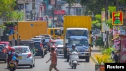 تصویری از همراهی خودرو پلیس با کامیون‌های حمل اجساد ملوانان کشته‌شدهٔ ناوشکن دنا