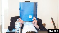 Былы ахоўнік нацыскага канцлягера на лаве падсудных у судзе ў Гамбургу, 23 ліпеня 2020
