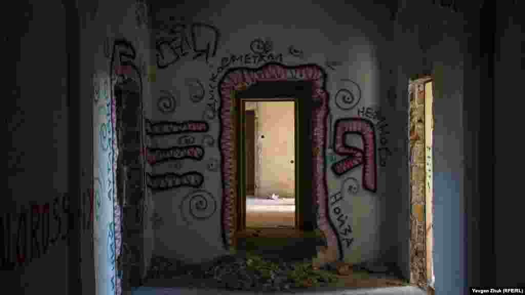 Всередині будівлі казарми на стінах &ndash; графіті на будь-який смак. Нагадує музей вуличного мистецтва