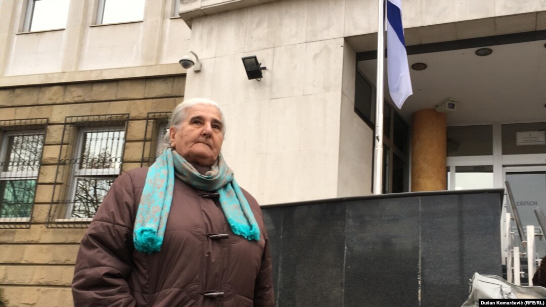 Munira Subašić, čiji je sin ubijen u Kravici u julu 1995, ispred Specijalnog suda u Beogradu