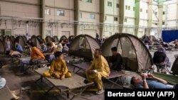 Avganistanske izbeglice u centru za evakuaciju u francuskoj vazduhoplovnoj bazi u blizini Abu Dabija, 23. avgust