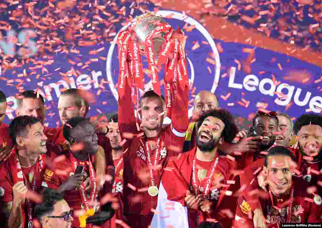 "ლივერპულის" ფეხბურთელები ზეიმობენ ინგლისის ჩემპიონობას. მერსესაიდელებმა ბოლო 30 წლის განმავლობაში პირველად ჩაიბარეს პრემიერ ლიგის თასი. დაჯილდოების ცერემონია ცარიელი ტრიბუნების ქვეშ ჩატარდა.