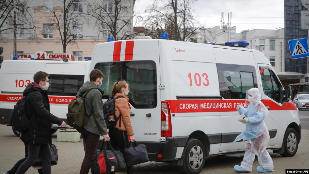 Medicinski radnici prate studente u vozilo hitne pomoći, Bjelorusija