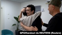 Edan Aleksandar, koga je Hamas pustio iz zatočeništva, nakon što je otet tokom smrtonosnog napada na Izrael 7. oktobra 2023. godine, grli svog brata u susretu sa porodicom u Rejmu, na jugu Izraela, prije nego što odletji za Tel Aviv 12. maja 2025. godine.