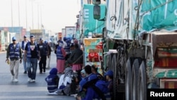 Египетски камиони со хуманитарна помош на пат кон граничниот премин Рафа за влез во Газа