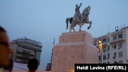 Памятник первому президенту Туниса Хабибу Бургибе, готовый к открытию, на центральном бульваре Туниса. 29 мая 2016 года.