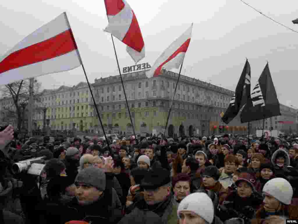 Дробныя бізнэсоўцы праводзяць акцыю пратэсту на Кастрычніцкай плошчы