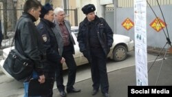 Полиция һәм хәрби комиссариат хезмәткәрләре баннерны карый