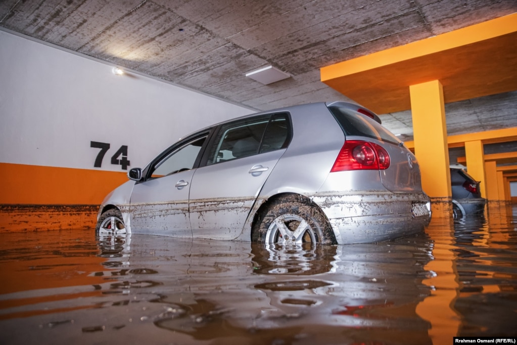 Kjo fotografi tregon se niveli i ujit në parking kishte arritur deri pothuajse te dorëza e veturave, duke i përmbytur ato pothuajse tërësisht. 